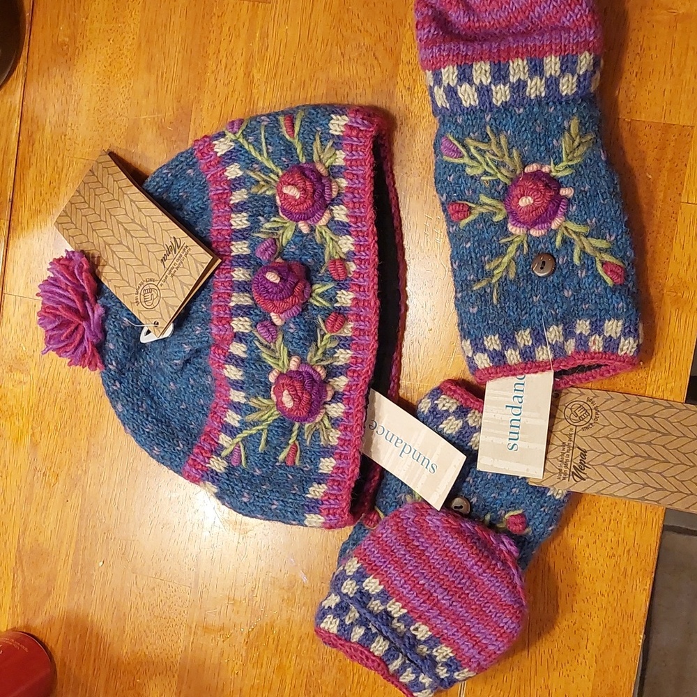 BNWT Sundance Frosty Blooms Beanie & Mittens
